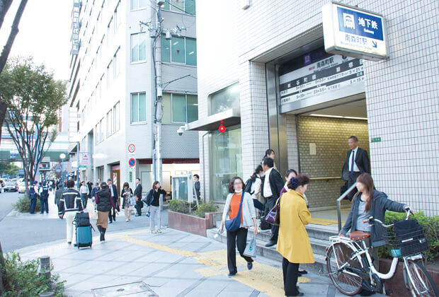 1番出口から隣の交番の方へ進む
