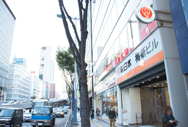 新日本梅新ビルの看板が目印
